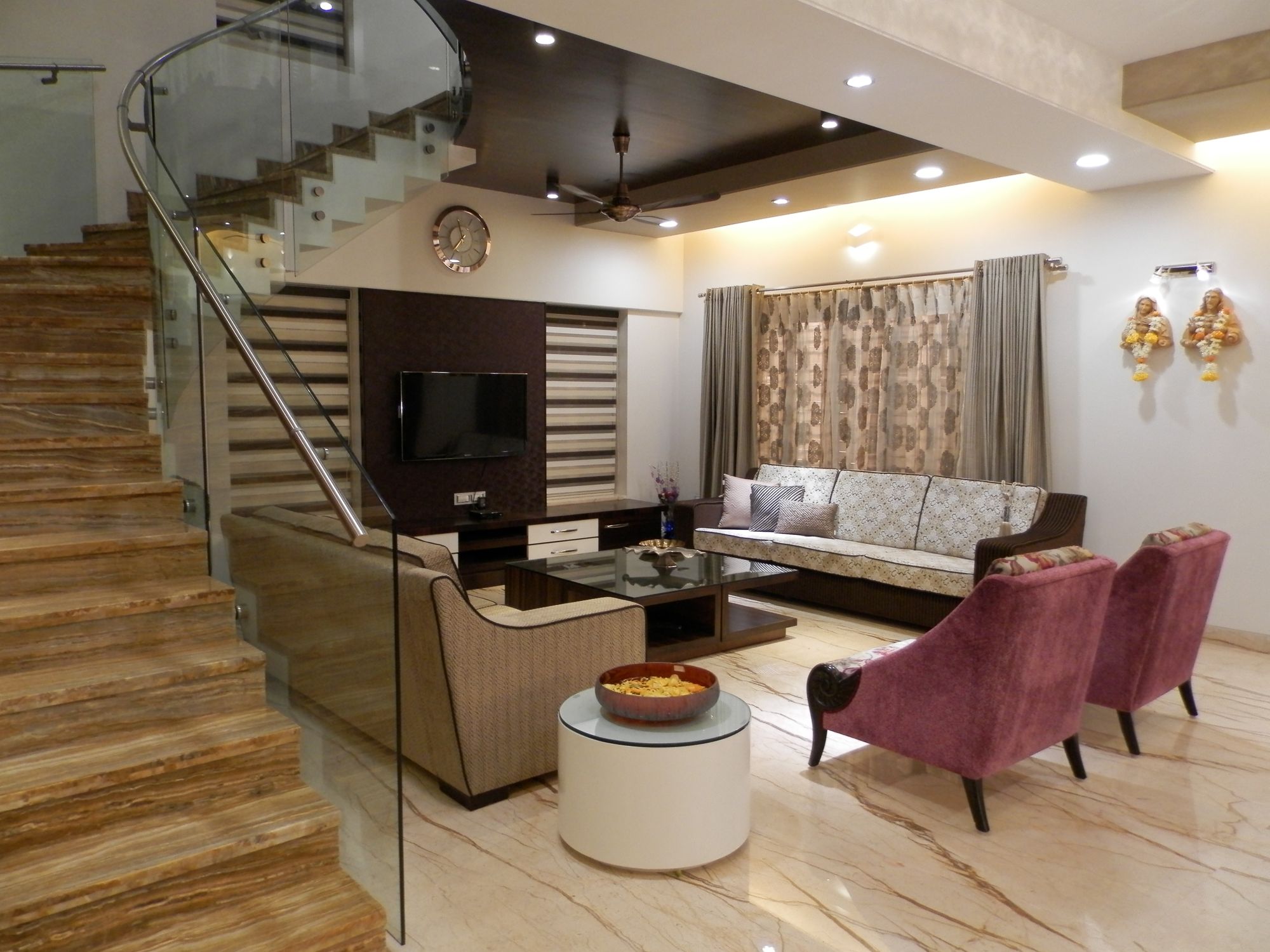 Living de doble altura con escalera