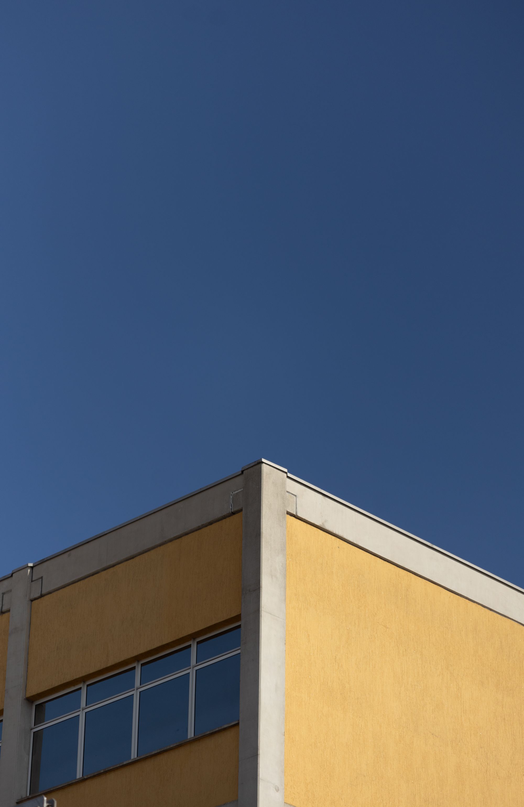 Edificio amarillo contra cielo azul